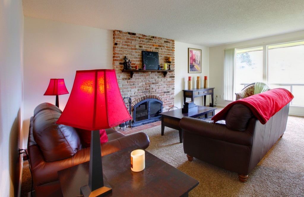 Living room with pink lamps and dark brown furniture